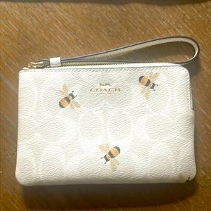 BNWT Coach 🐝 Corner Zip Wristlet